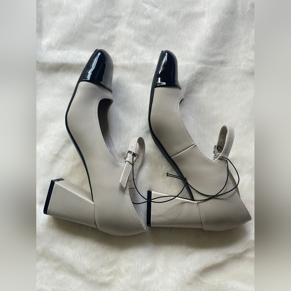 Worthington Black and Cream Heels Timeless Elegance - Picture 2 of 6